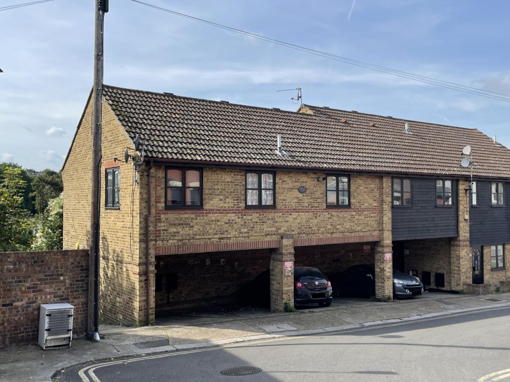 Lot: 36 - VACANT TOWN CENTRE FLAT -